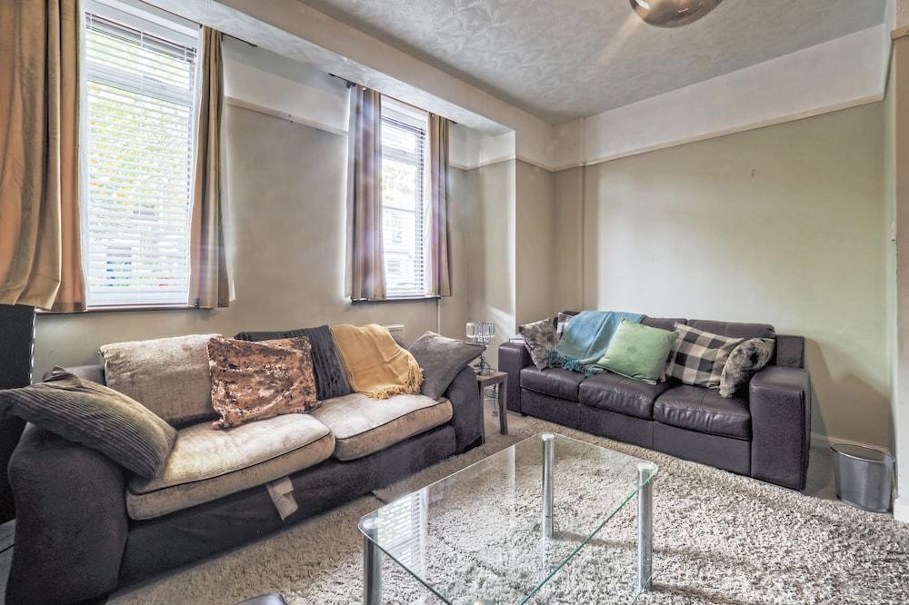 Stunning Riverside 1-bed Apartment in North London - Tap to explore photos