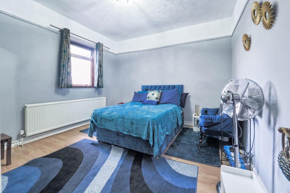 Stunning Riverside 1-bed Apartment in North London - Tap to explore photos