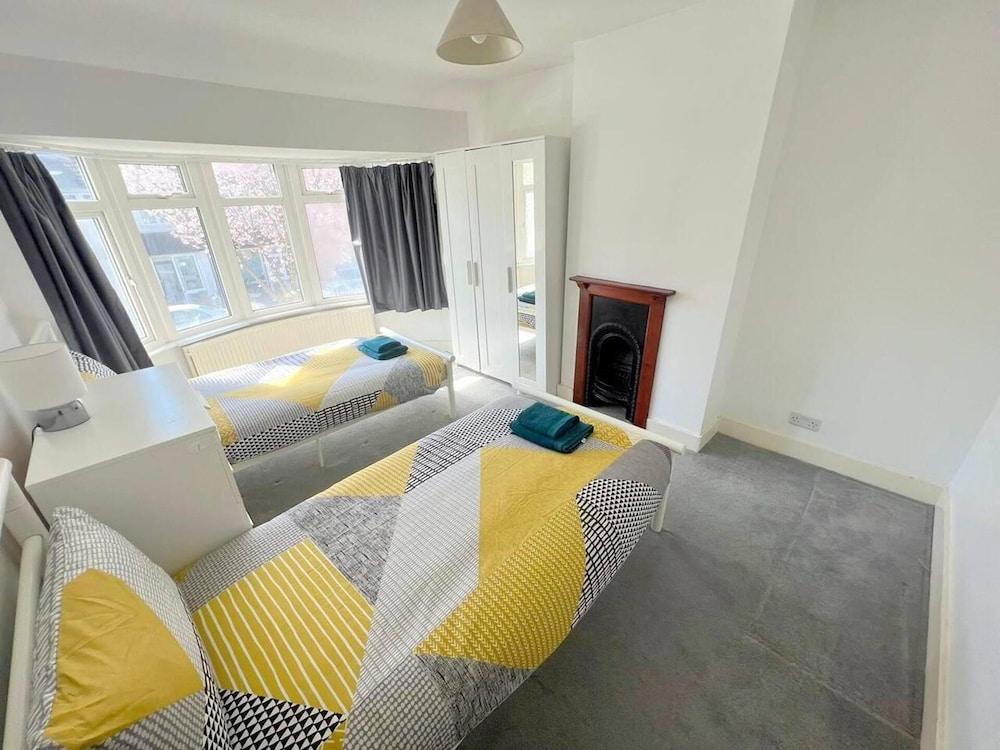 Spacious 4-bed House in Thornton Heath - Tap to explore photos