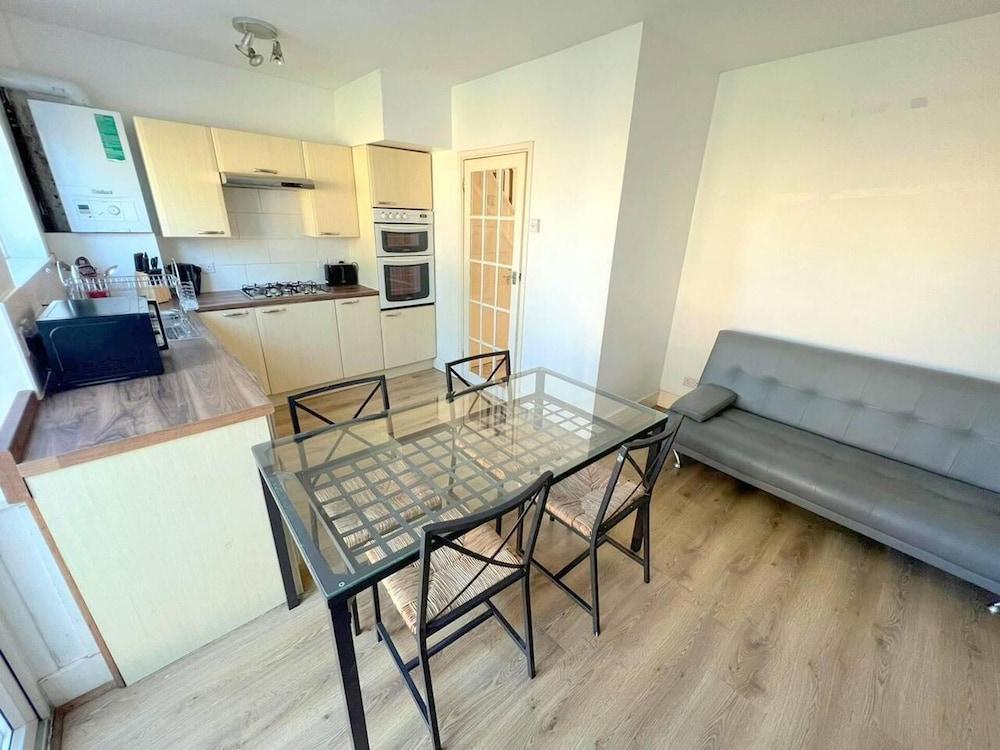 Spacious 4-bed House in Thornton Heath - Tap to explore photos