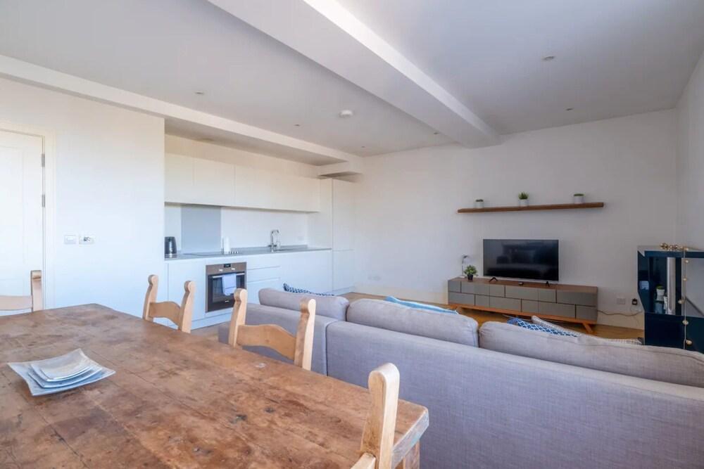 Stylish 1 Bedroom Apartment in Affluent Fulham - Tap to explore photos