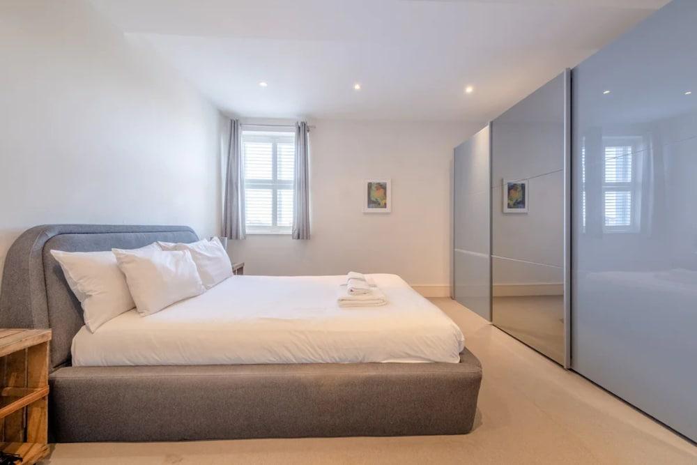 Stylish 1 Bedroom Apartment in Affluent Fulham - Tap to explore photos