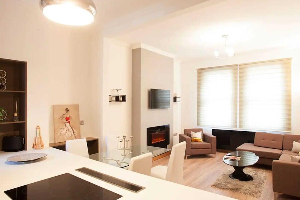 Impressive 2 Bedroom Luxury Flat in Chelsea - Tap to explore photos