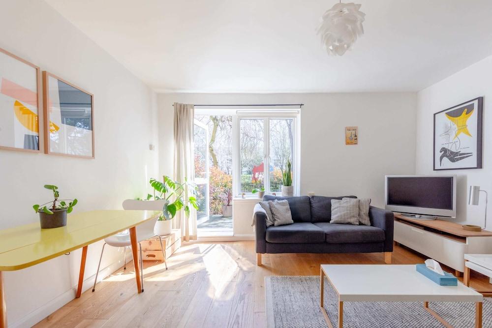 Lovely 2BD House With Garden - Islington - Tap to explore photos