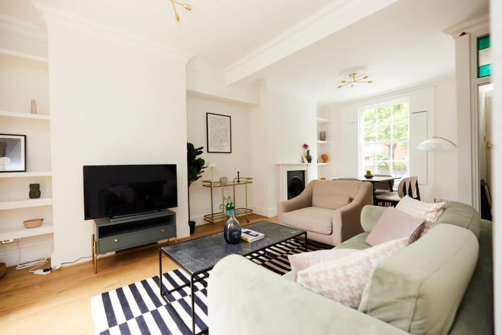 The London Getaway - Seductive 3bdr House With Garden - Tap to explore photos