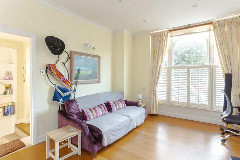 Peaceful 2 Bedroom Apartment in Affluent Fulham - Tap to explore photos