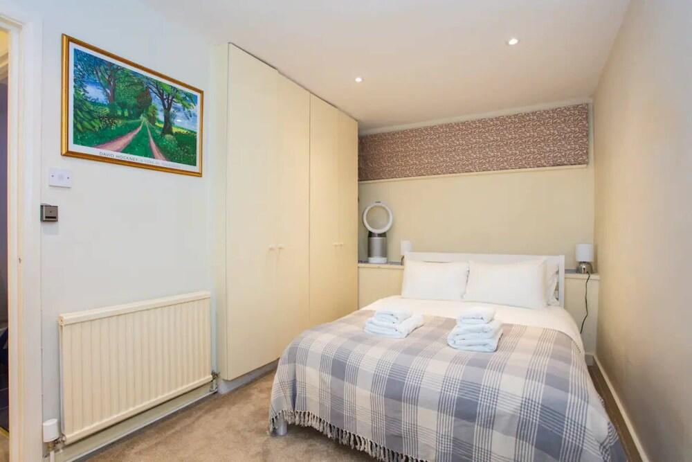 Peaceful 2 Bedroom Apartment in Affluent Fulham - Tap to explore photos