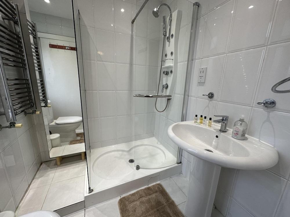 Gorgeous 4 Bedrooms, 5-baths House Central London - Tap to explore photos