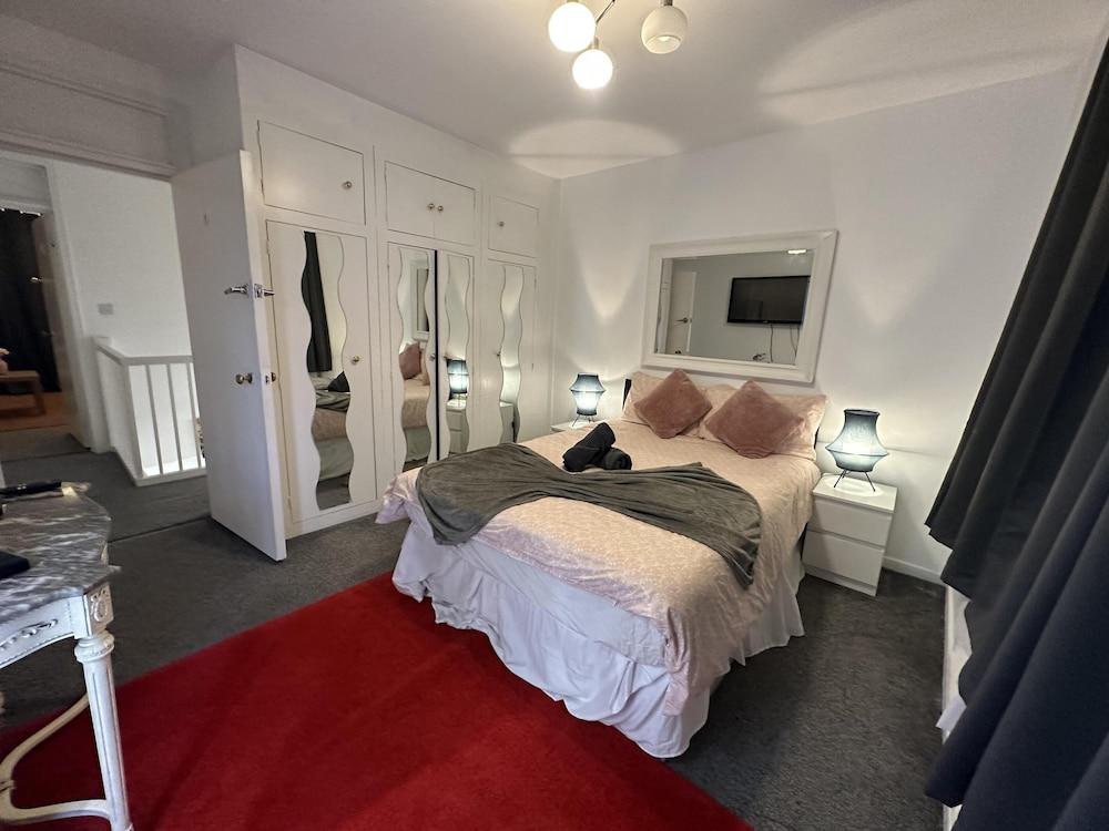 Gorgeous 4 Bedrooms, 5-baths House Central London - Tap to explore photos