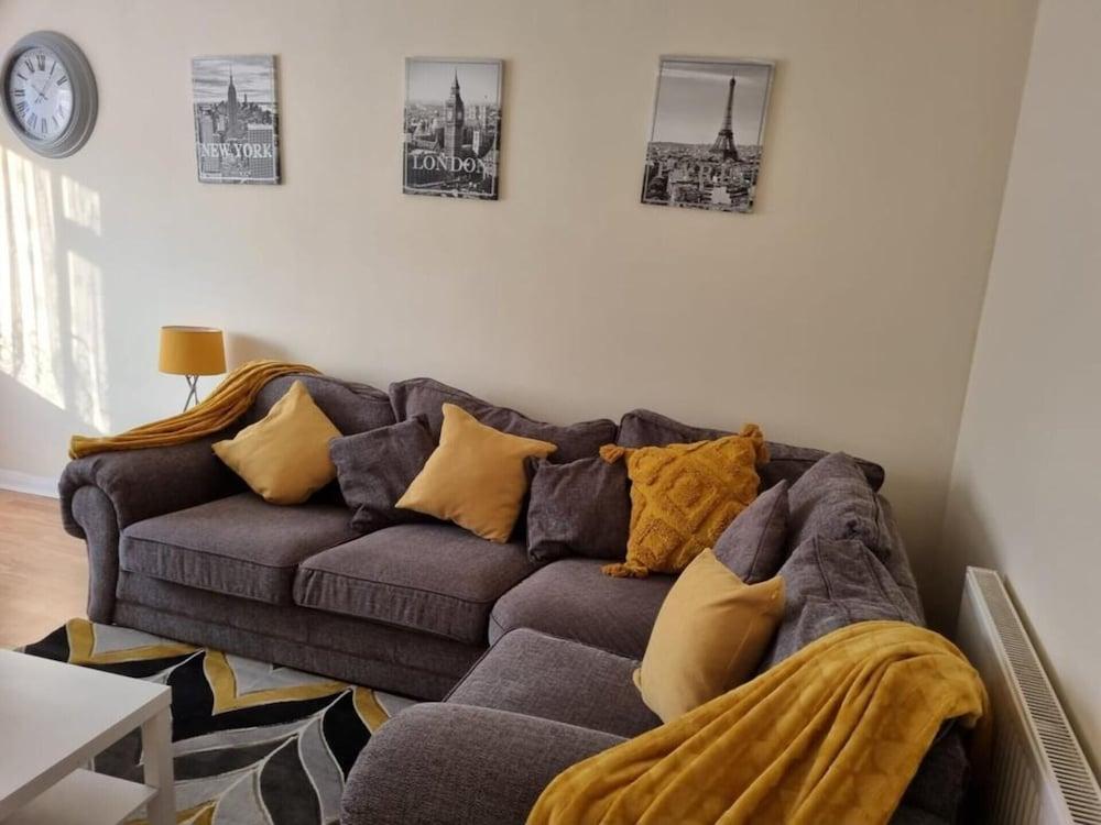Captivating 2-bed Apartment in Belvedere - Tap to explore photos