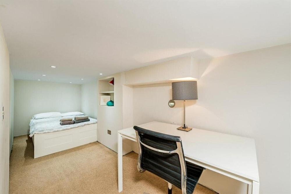 Studio in Notting Hill - Tap to explore photos