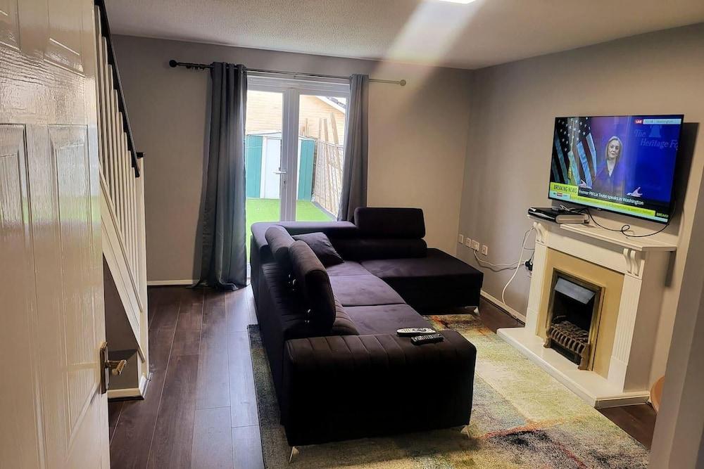 Immaculate 2-bed House in London - Tap to explore photos