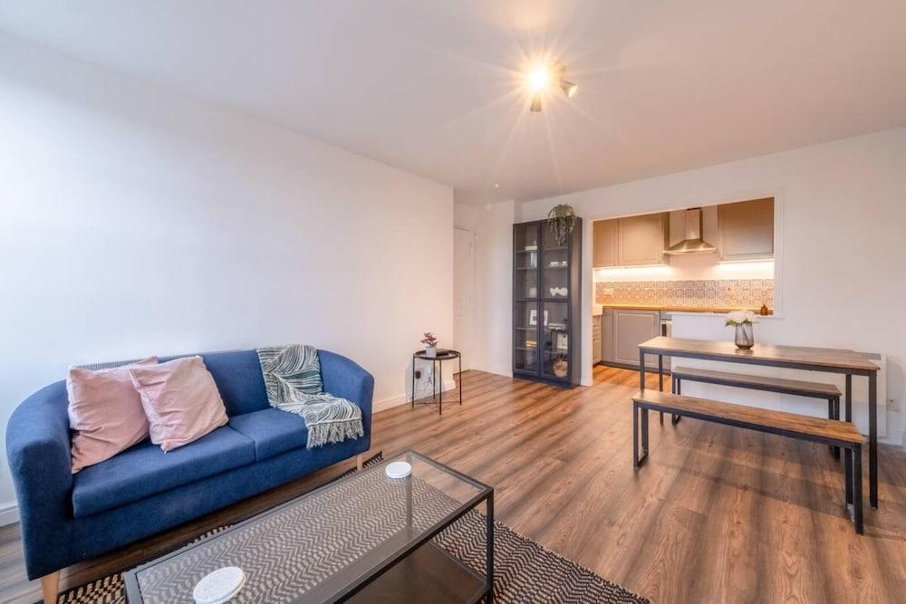 Charming 2 Bedroom in Hackney - Tap to explore photos