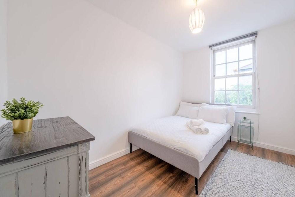 Charming 2 Bedroom in Hackney - Tap to explore photos