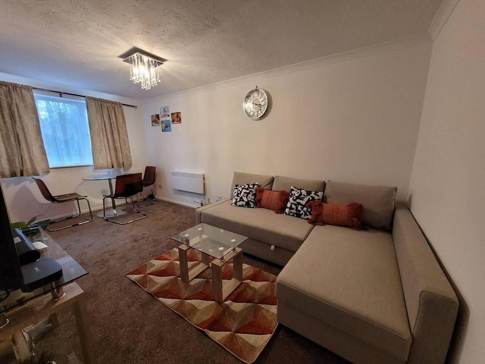 Tastefully Decorated 1 bed Flat Near Abbeywood - Tap to explore photos
