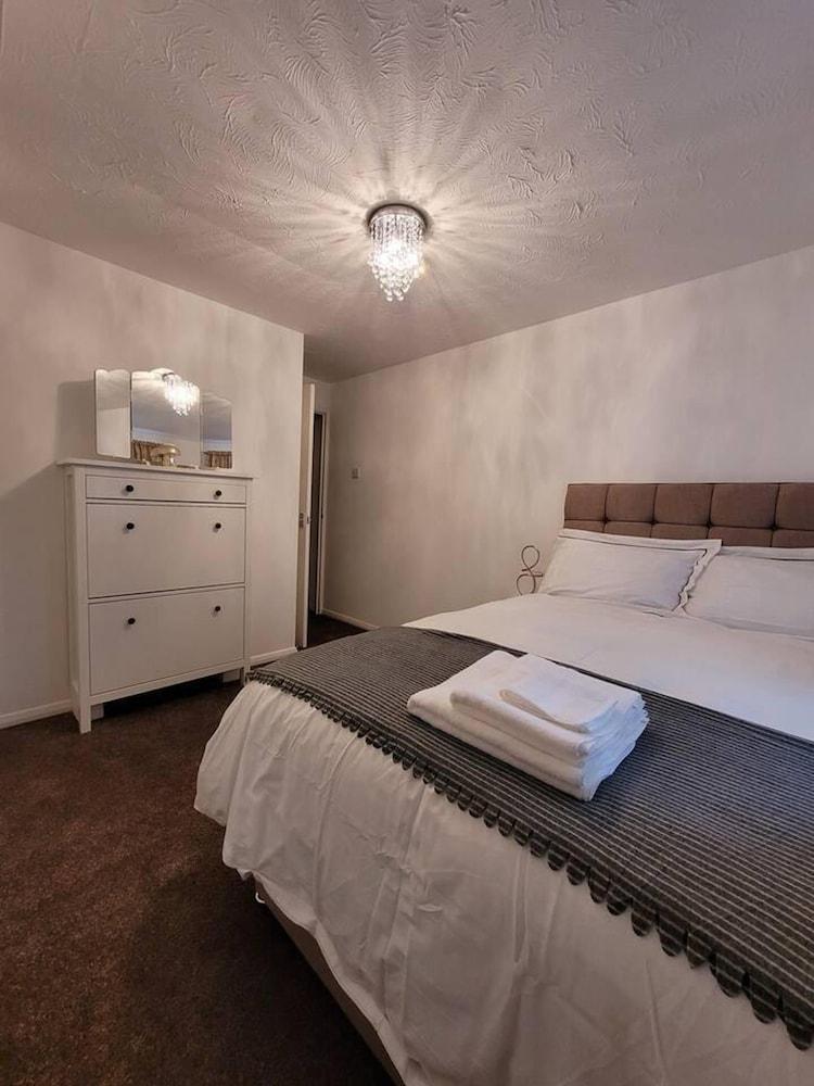 Tastefully Decorated 1 bed Flat Near Abbeywood - Tap to explore photos