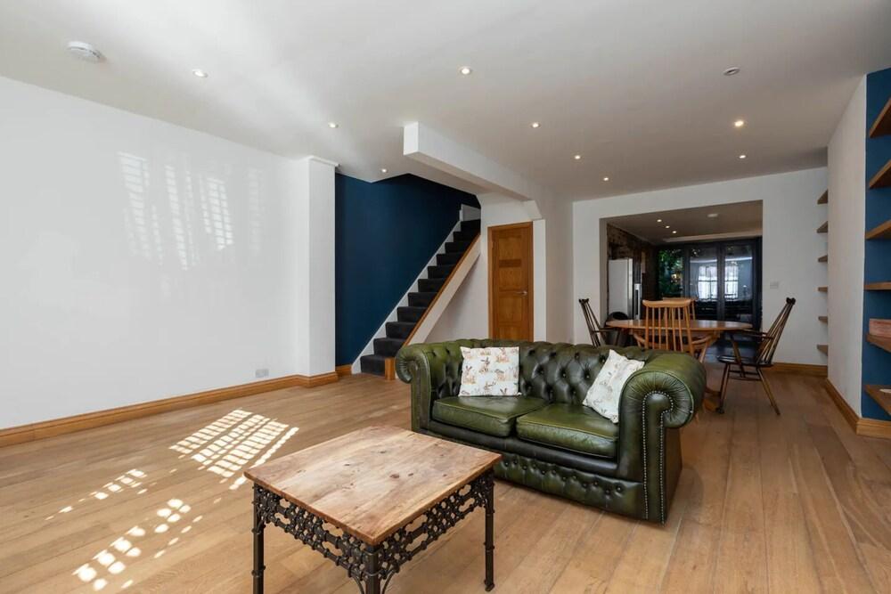 Charming 2 Bedroom House in Angel - Tap to explore photos