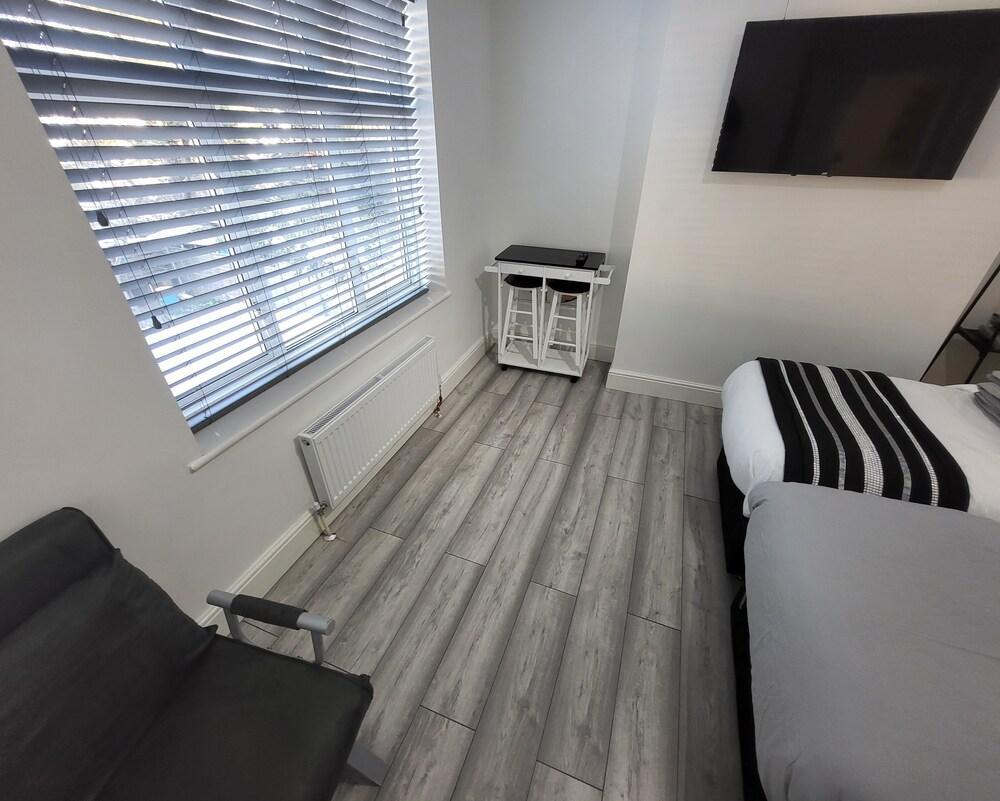 Top Luxury 2 bed Apartment - London - Tap to explore photos