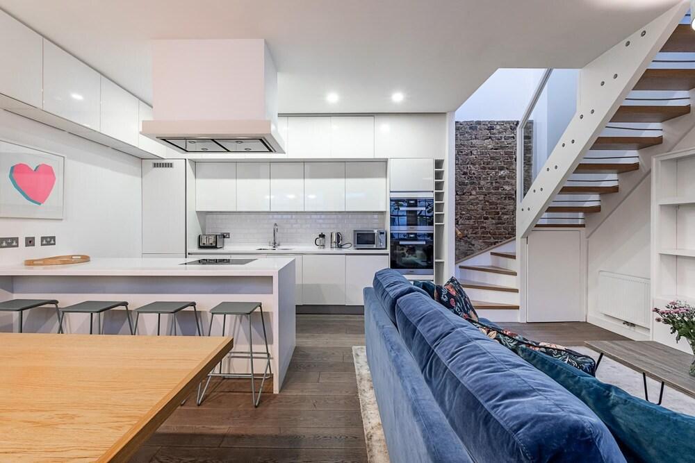 Quiet 2 Bed 2 Bath Mews House South Kensington - Tap to explore photos