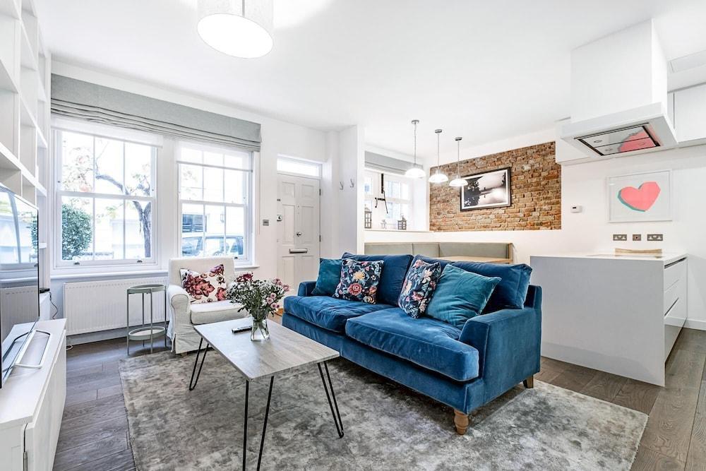 Quiet 2 Bed 2 Bath Mews House South Kensington - Tap to explore photos