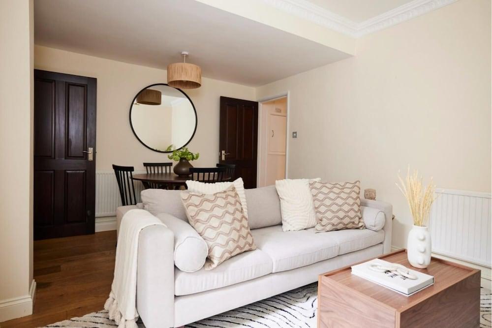 The London Wonder - Adorable 2bdr Flat With Patio - Tap to explore photos