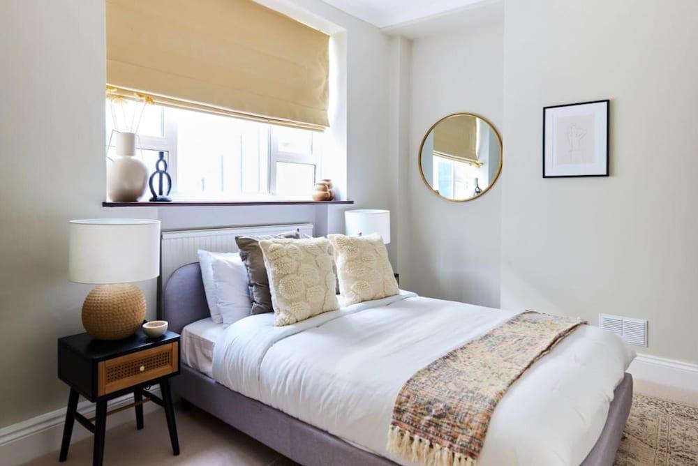 The London Wonder - Adorable 2bdr Flat With Patio - Tap to explore photos