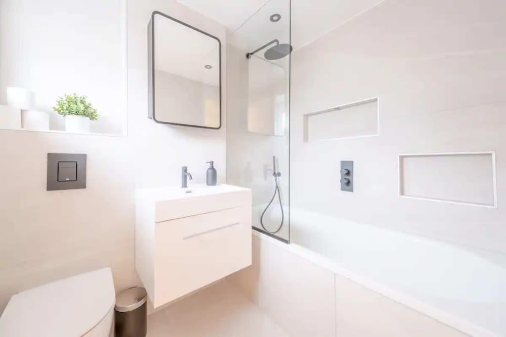 Central 3BD Flat With Balcony in Paddington - Tap to explore photos