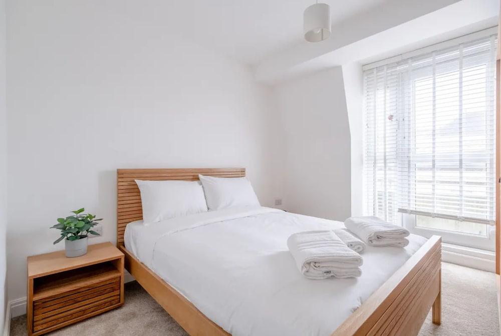 Central 3BD Flat With Balcony in Paddington - Tap to explore photos