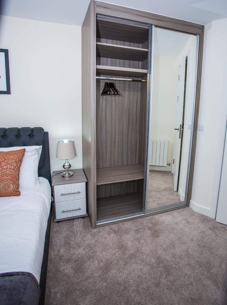 PREMIUM WOOLWICH 2 BED APARTMENT - Tap to explore photos