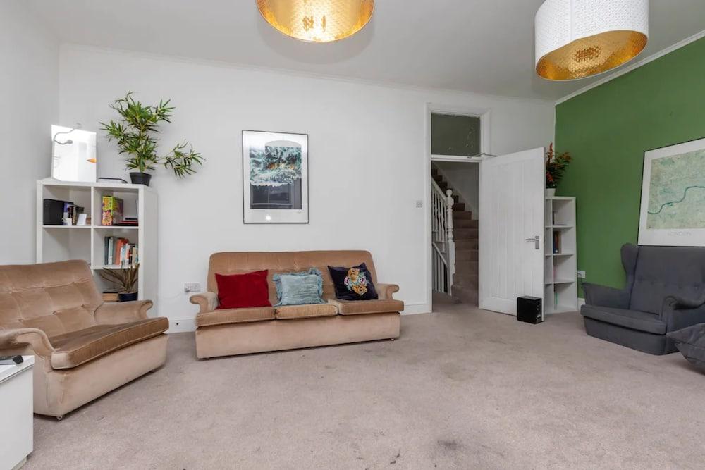 Spacious 5 Bedroom Home in Camden - Tap to explore photos