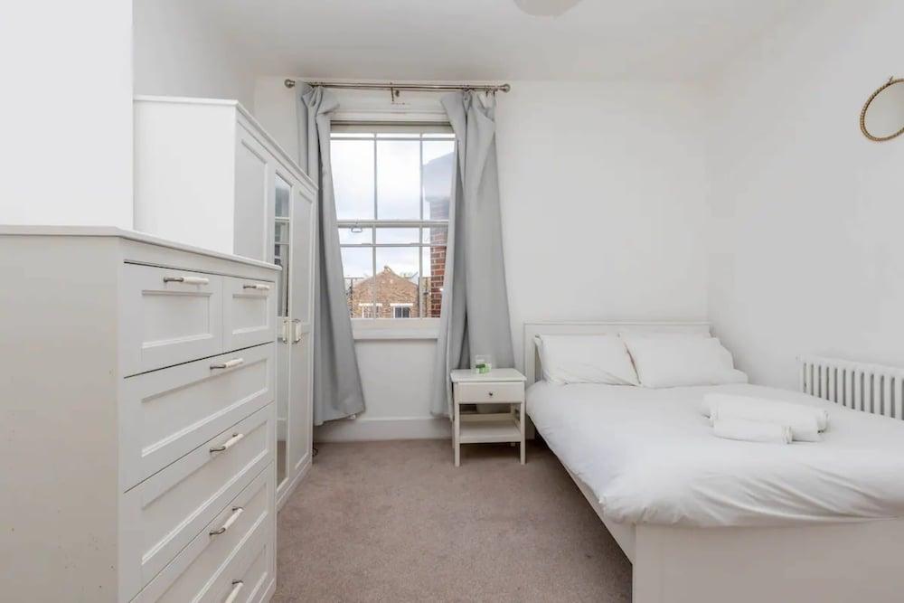 Spacious 5 Bedroom Home in Camden - Tap to explore photos
