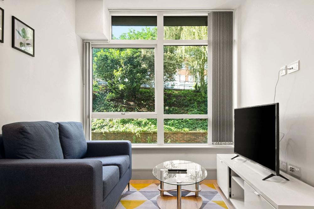 Charming 1-bed Apartment in Harrow - Tap to explore photos