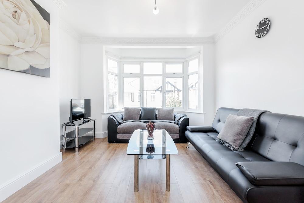Charming 3-bed Apartment in Romford - Tap to explore photos