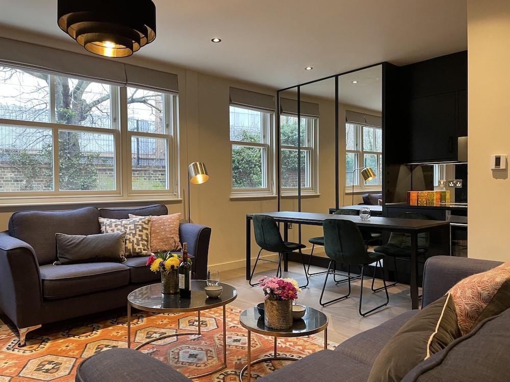 JOIVY Chic Mews house in S Kensington - Tap to explore photos