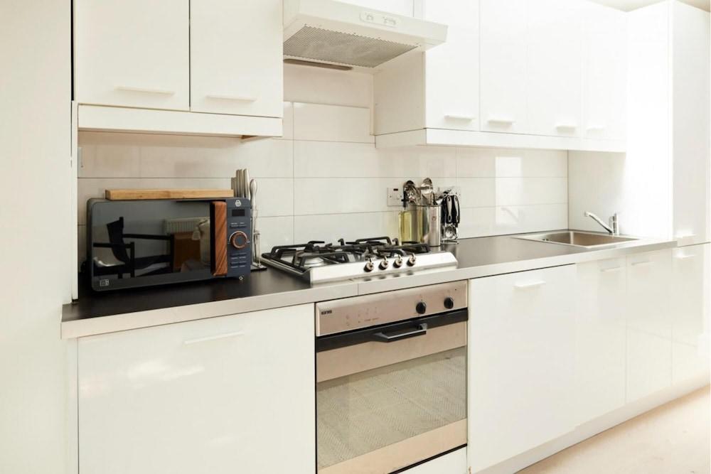 The Lanhill Road Crib - Dazzling 2bdr Flat With Garden - Tap to explore photos