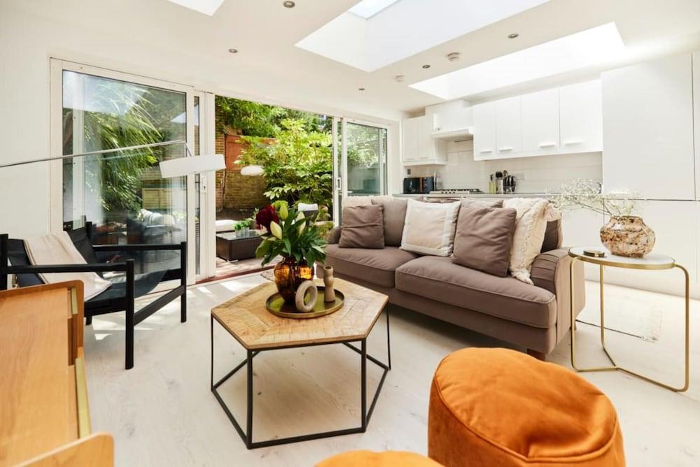 The Lanhill Road Crib - Dazzling 2bdr Flat With Garden - Tap to explore photos