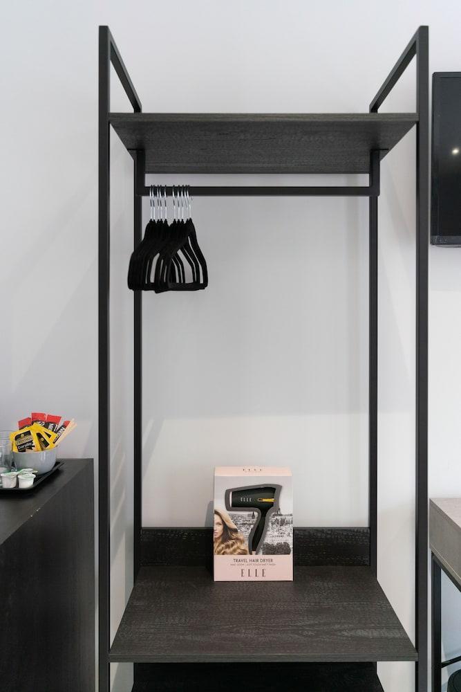 Canary Wharf O2 Deluxe Ensuite Rooms - Tap to explore photos