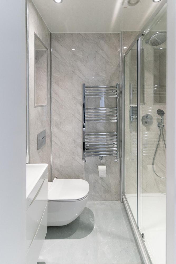 Luxury 5BD Guesthouse - Tap to explore photos