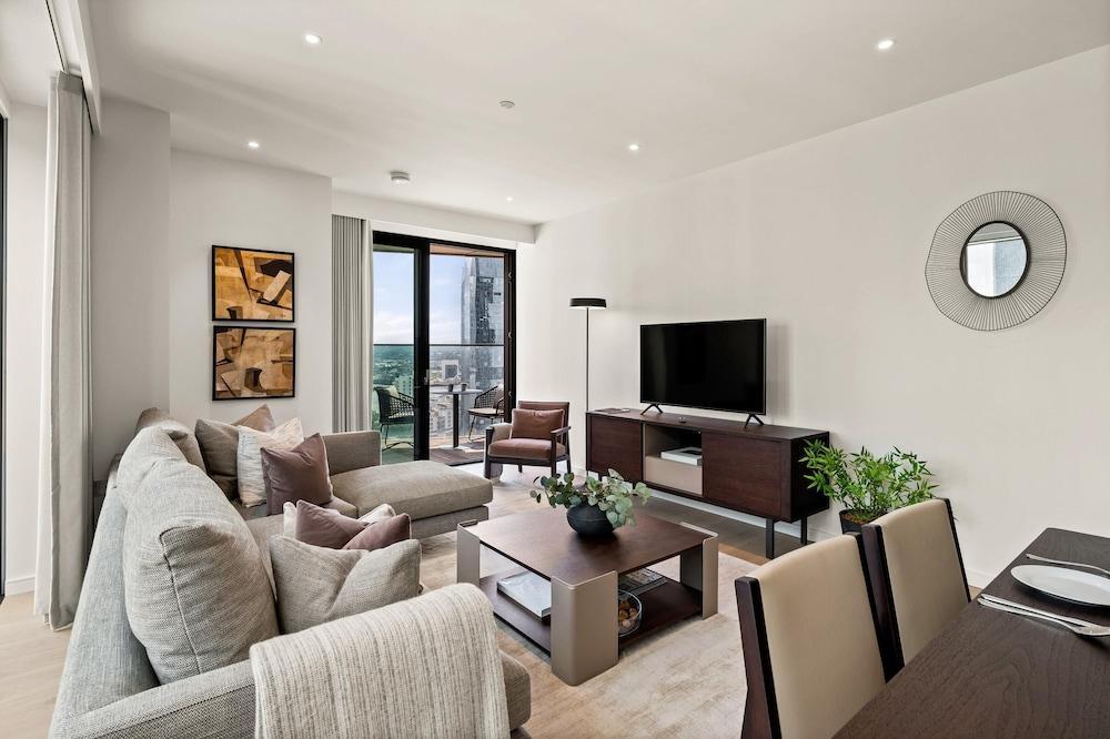 Deluxe two Bedroom Apartment in Londons Canary Wharf - Tap to explore photos