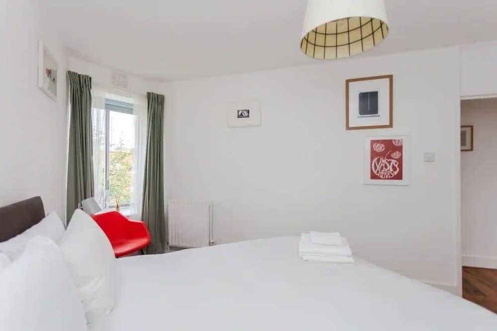 Relaxing 2 Bedroom Top Floor Apartment in Bethnal Green - Tap to explore photos
