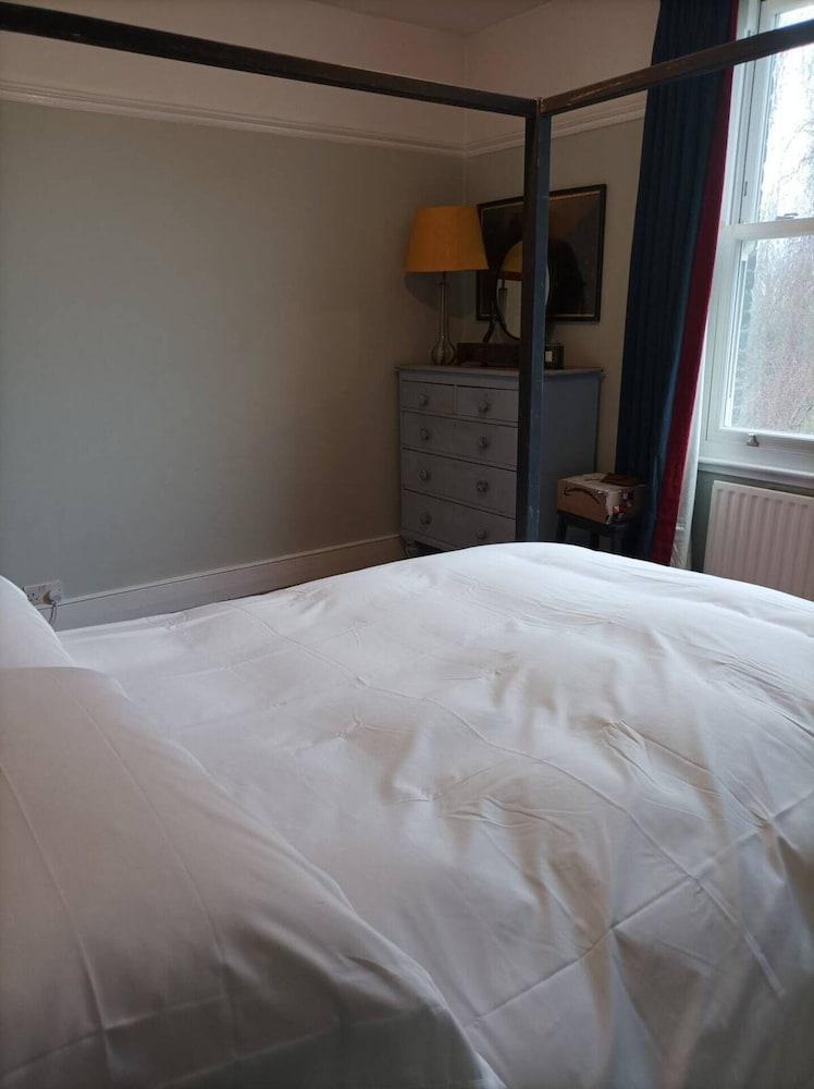 Elegant and Quirky 2BD Flat - Kensal Rise - Tap to explore photos