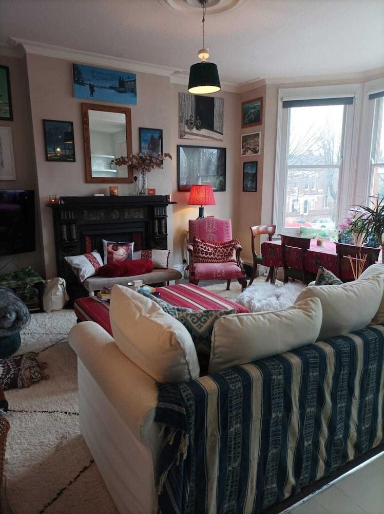 Elegant and Quirky 2BD Flat - Kensal Rise - Tap to explore photos