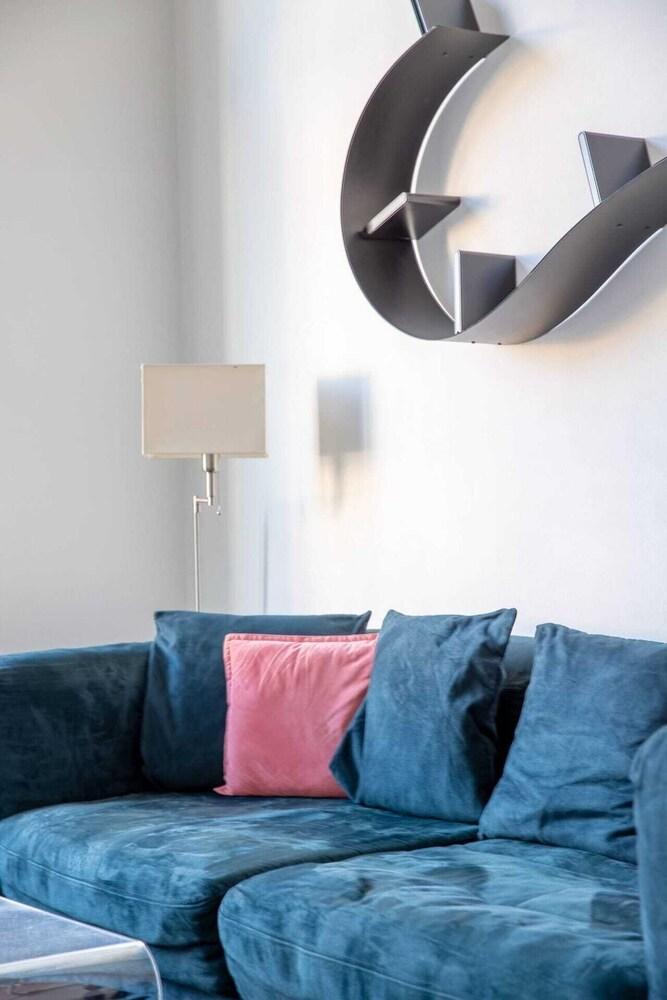 Central 2 Bedroom Flat - Opposite South Kensington Tube - Tap to explore photos