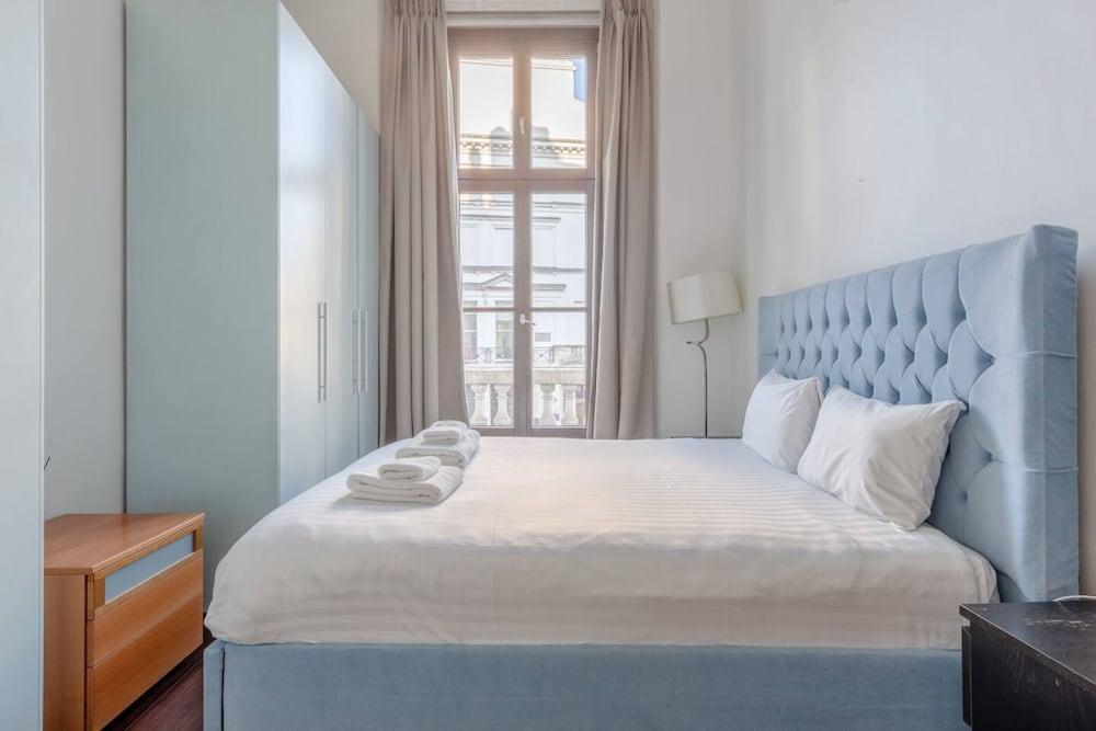 Central 2 Bedroom Flat - Opposite South Kensington Tube - Tap to explore photos