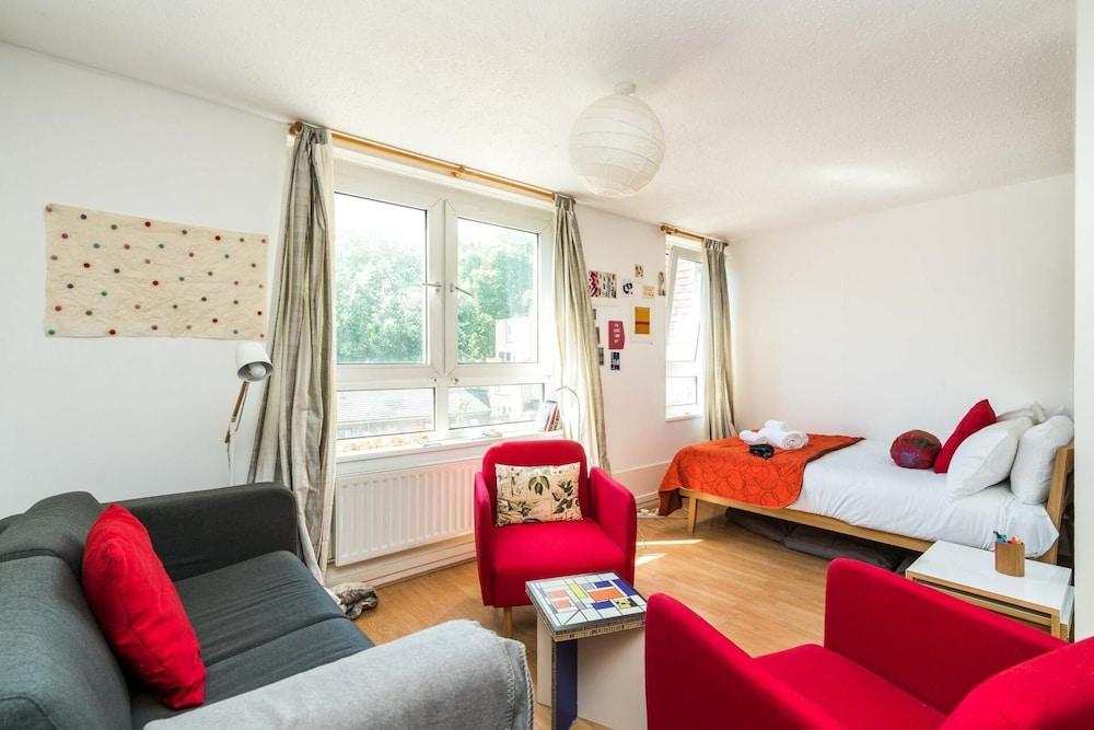 Bright & Cosy Studio Close to Central London - Tap to explore photos