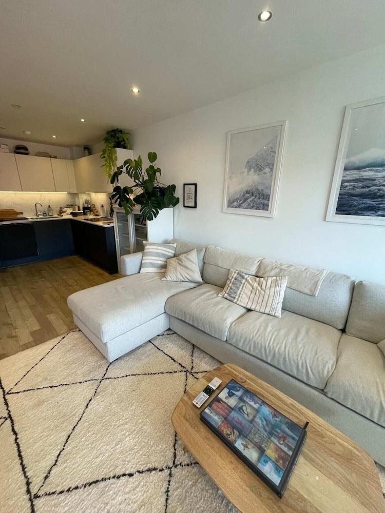 Beautiful & Bright 2BD Flat - Hackney Wick - Tap to explore photos