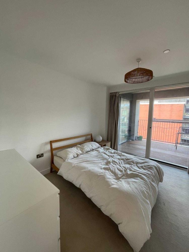 Beautiful & Bright 2BD Flat - Hackney Wick - Tap to explore photos