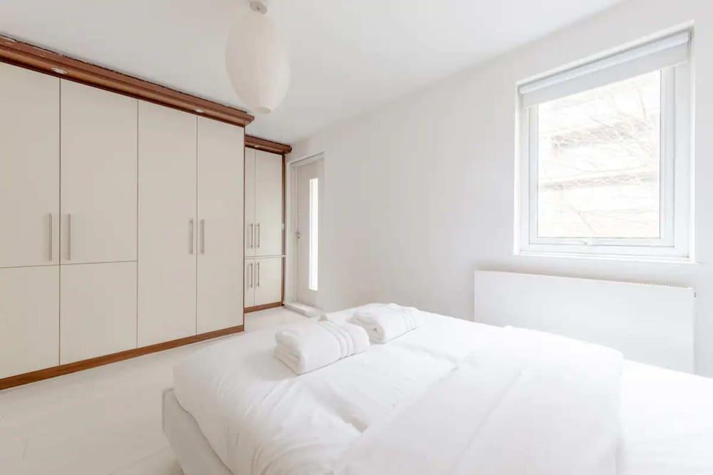 Bright 2BD Flat With Balcony - Tower Hill - Tap to explore photos