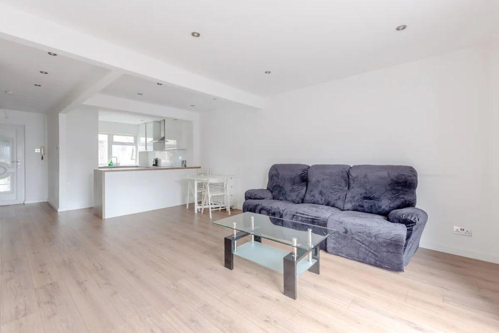 Bright 2BD Flat With Balcony - Tower Hill - Tap to explore photos