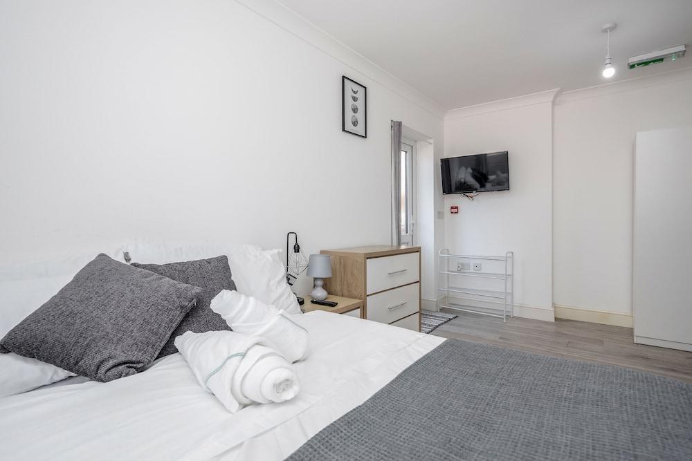 Remarkable 1-bed Studio in Dagenham - Tap to explore photos